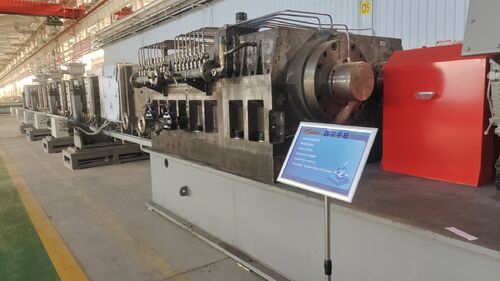 Lanzhou Petrochemical Equipment Park에 조립된 ZHP330 석유화학 탈휘발 압출 조립기 4대.